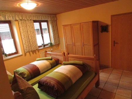 Schlafzimmer mit Holzbetten und bequemen Matratzen und Kleiderschrank